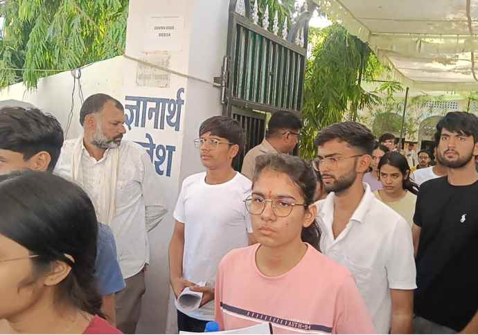 वीडियो न्यूज़ : नीमकाथाना में NEET एग्जाम शांतिपूर्ण सम्पन्न : नीमकाथाना - पाटन के 14 सेंटर्स पर हुई आयोजित, एग्जाम के बाद शहर में लगी तीन किलोमीटर तक वाहनों की कतारें