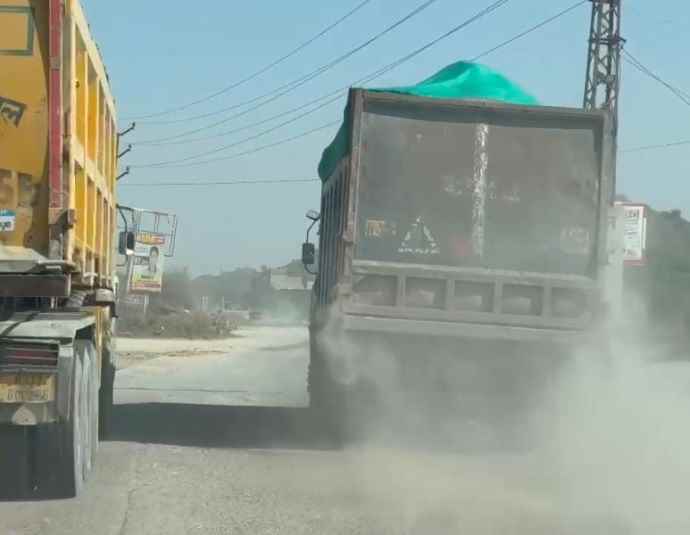 वीडियो न्यूज़ : सड़कों पर बेखौफ दौड़ रहे ओवरलोड डंपर : पाटन के ग्रामीण बोले - जयपुर जैसे हादसे के इंतजार में जिम्मेदार, आज का वीडियो - डंपर नही यमराज