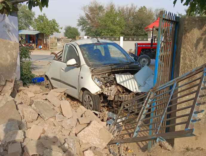 वीडियो न्यूज़ : नीमकाथाना में अनियंत्रित होकर कार पलटी : कार एक्सईएन ऑफिस की दीवार में जा घुसी, हादसे में पति - पत्नी घायल , गंभीर घायल पत्नी जयपुर रेफर