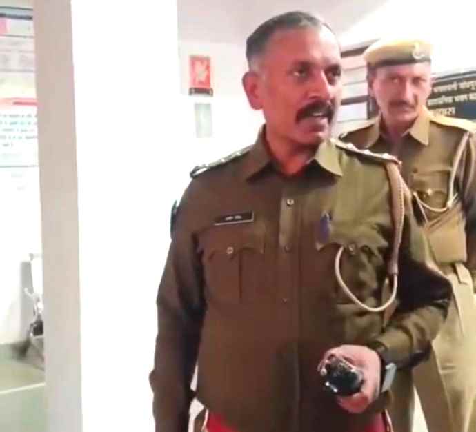 थाने में वकीलों से धक्का मुक्की : वकील का आरोप - थानाधिकारी ने दी शांतिभंग में बंद करने की धमकी, कहा - वकील है तो क्या हुआ, अभी बंद कर दूंगा