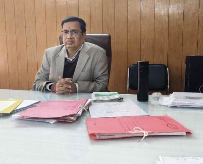 PHED के SE रिश्वत में एप्पल फोन लेते गिरफ्तार : ठेकेदार के बिल पास करने की एवज में ली घूस, एसीबी ने रंगे हाथों दबोचा, डीबार' करने की दी थी धमकी