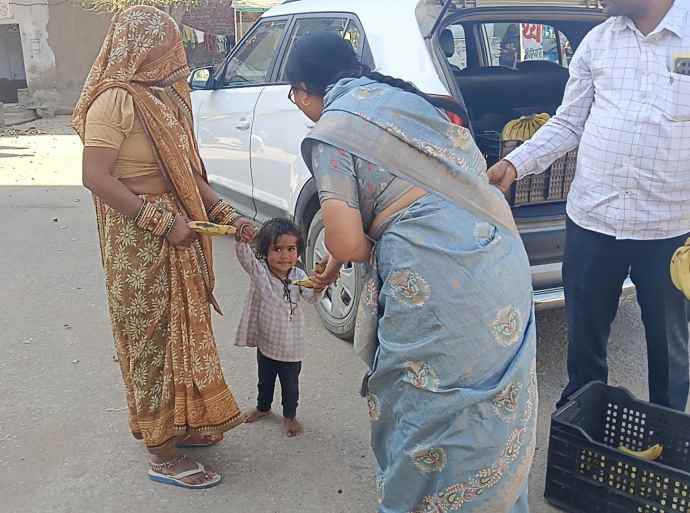 वीडियो न्यूज़ : महाशिवरात्रि पर्व पर वाल्मीकि बस्ती में फलाहार वितरित : नीमकाथाना में भाजपा नेत्री वीरांगना कविता सामोता ने वाल्मीकि बस्ती में किया फलाहार वितरित, नन्ही बच्ची बोली - थैंक्यू