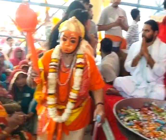 वीडियो न्यूज़ : नीमकाथाना में हनुमान जन्मोत्सव मनाया : महावा 500 महिलाए कलश यात्रा एवं निशान यात्रा में हुई शामिल , हजारों भक्त भंडारे में शामिल