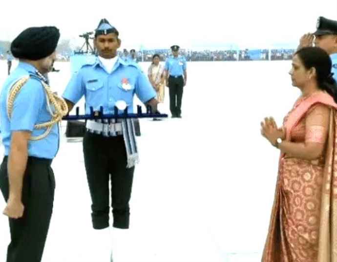 झुंझुनूं के शहीद सुरेन्द्र मोगा वायु सेना मेडल से सम्मानित : वीरांगना सीमा मोगा ने ग्रहण किया सम्मान, वीरांगना बोलीं- यह पुरस्कार मेरे पति के साहस का प्रतीक, मुझे उनके बलिदान पर गर्व