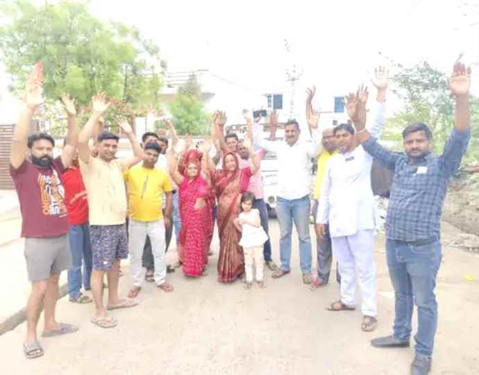 नपा की खराब सफाई व्यवस्था पर लोगों में आक्रोश : झुंझुनू की सिंघाना नगर पालिका के खिलाफ लोगों ने किया प्रदर्शन, आंदोलन की दी चेतावनी