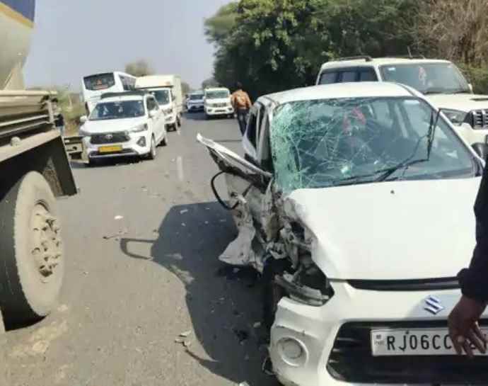 सिंघाना में अनियंत्रित बस ने कार को मारी टक्कर : हादसे में कार ड्राइवर गंभीर रूप से घायल, हादसे के बाद सड़क के दोनों ओर लगी वाहनों की लंबी कतारें