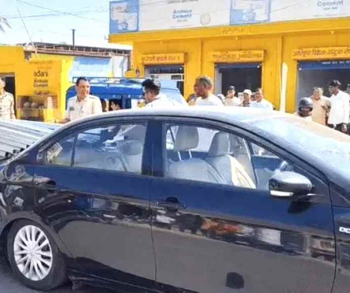 पिकअप से उछलकर कार में घुसे पाइप  : बाल-बाल बचे कार सवार,  झुंझुनू की रोड नंबर 3 पर हुआ हादसा, पिकअप ड्राइवर गाड़ी को सड़क पर ही छोड़कर हुआ फरार