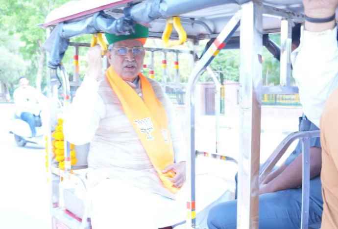 कानून मंत्री मेघवाल ने छोड़ी सरकारी गाड़ियां : रेलवे स्टेशन से ई-रिक्शा से सफर कर पहुंचे अपने घर, कहा - बचत देश की, सुरक्षा पर्यावरण की