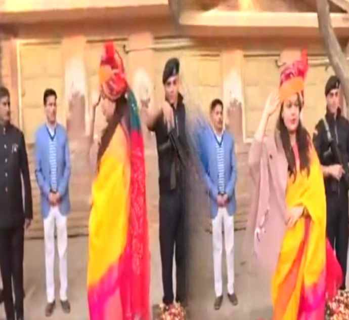 कलेक्टर टीना डाबी उल्टी-दिशा में लेने लगीं सलामी : टीना डाबी का ध्वजारोहण कर उल्टी दिशा में सलामी लेने का वीडियो वायरल, सोशल मीडिया पर छिड़ी बहस