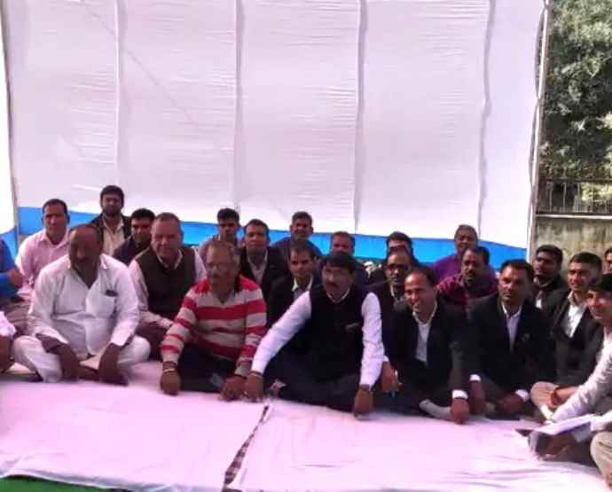 खेतड़ी में हाईवे पर ग्रामीणों का धरना : क्षतिग्रस्त सड़क की मरम्मत करवाने की मांग की, कहा - धूल-मिट्टी से सभी परेशान