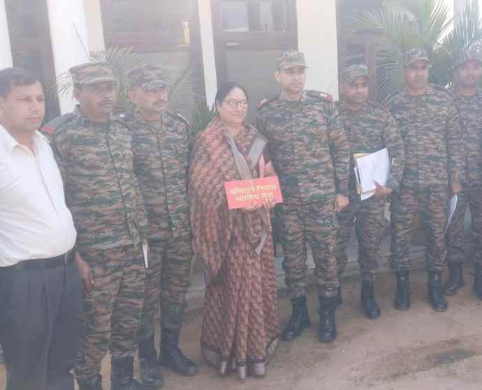 वीडियो न्यूज़ : सेना का बलिदान निवास अभियान : नीमकाथाना में शहीद होशियार सिंह सामोता के घर पहुंची सेना, वीरांगना सामोता का किया सम्मान