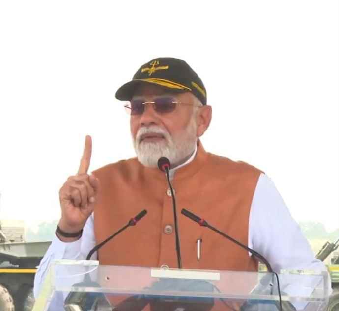 वीडियो न्यूज़ : पीएम मोदी आदमपुर एयरबेस पहुंचे : पीएम मोदी बोले - पाक में ऐसा कोई ठिकाना नहीं, जहां आतंकी चैन से रह सके, घर में घुसकर मारेंगे