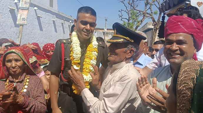 वीडियो न्यूज़ : सेना में अफसर बनकर  गांव पहुंचने पर भव्य स्वागत : नीमकाथाना की एमएसडी स्कूल के निदेशक के बेटे सेना में बने लेफ्टिनेंट, दादा बोले - सभी पौते बने अफसर