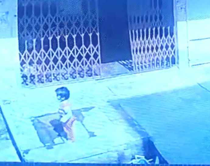 घर के बाहर से डेढ़ साल की बच्ची का किडनैप : बच्ची घर के बाहर खेल रही थी, पूरी वारदात CCTV कैमरे में कैद, बच्ची के पिता पर ही आरोप, पुलिस तलाश में जुटी