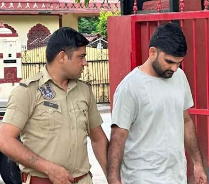 फोर्थ ग्रेड एग्जाम में युवक नकल करते पकड़ा गया : अंडरगारमेंट में स्मार्ट वॉच छिपाकर लाया बीटेक ग्रेजुएट अभ्यर्थी, स्मार्ट वॉच से पेपर की फोटो बाहर भेजी