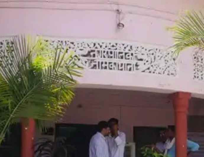नगर पालिका ने 3 कर्मचारियों को हटाया : हाईकोर्ट ने दिया स्टे, कर्मचारी बोले-  पालिका ने अभी तक कार्यग्रहण आदेश जारी नहीं किया, कार्यकारी अधिकारी ने कहा -रजिस्टर में नाम दर्ज कर लिए