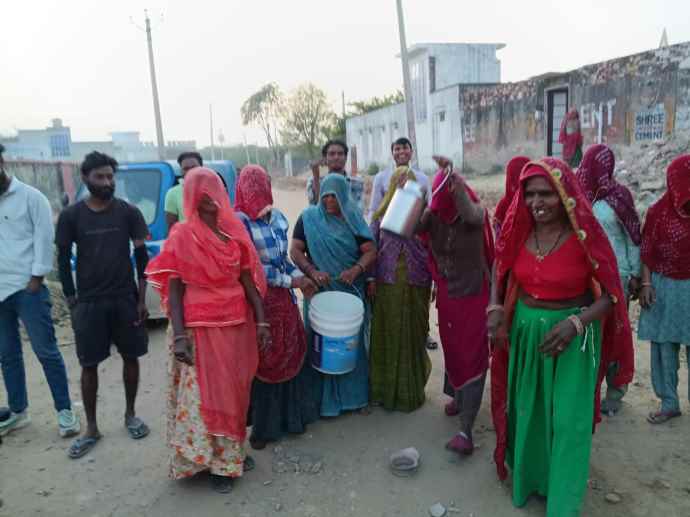वीडियो न्यूज़ : भूदोली में पानी के लिए लोगों का फूटा गुस्सा : अटल पथ के लिए उखाड़ी थी लाइन, अभी तक समाधान नही, बोले - एक महीने के लिए पानी के लिए तरस रहे