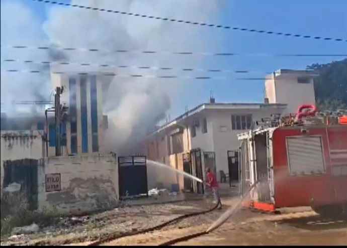 खैरथल-तिजारा में एक केमिकल फैक्ट्री लगी आग : आग में जिंदा जलने से 8 लोगों की मौत, पुलिस गश्त के दौरान आग का मालूम चला, कई और मजदूरो के फंसे होने की आशंका