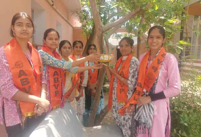वीडियो न्यूज़ : नीमकाथाना में ABVP की बड़ी पहल : भीषण गर्मी में कमला मोदी कॉलेज में पक्षियों के लिए रखे पानी के गमले, रोज भरेंगे स्वच्छ पानी