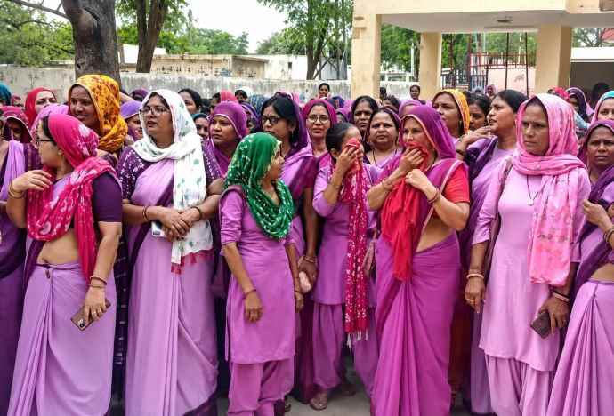चूरू में आंगनबाड़ी कार्यकर्ताओं का प्रदर्शन : बाल विकास अधिकारी कार्यालय के सामने प्रदर्शन कर मांगों को लेकर बाल विकास अधिकारी को सौंपा ज्ञापन