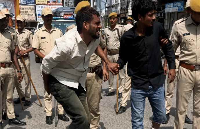 युवक को किडनैप कर मारपीट करने वालों की परेड : लगड़ाते हुए चले, सड़क पर आरोपियों की परेड देखने के लिए सड़क पर जमा हो गई भीड़