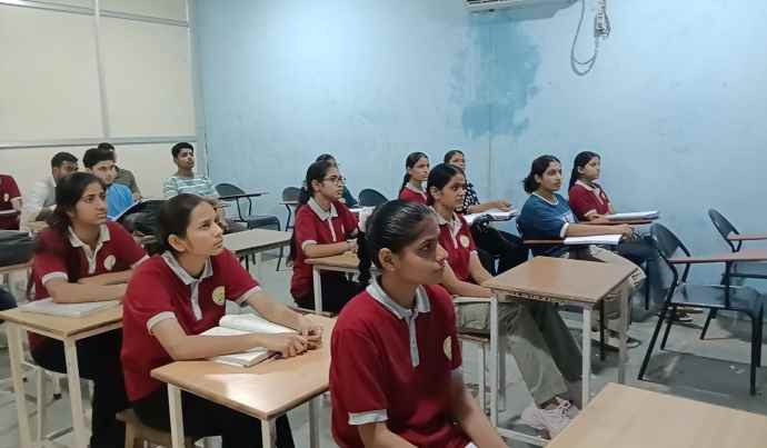 नीट की दुबारा एग्जाम 21 जून को होगी आयोजित : नीमकाथाना में बच्चे एग्जाम को लेकर रहे अवसर के रूप में, कहा - दबाव जैसा कुछ नही , हम इसे अवसर के रूप में ले रहे