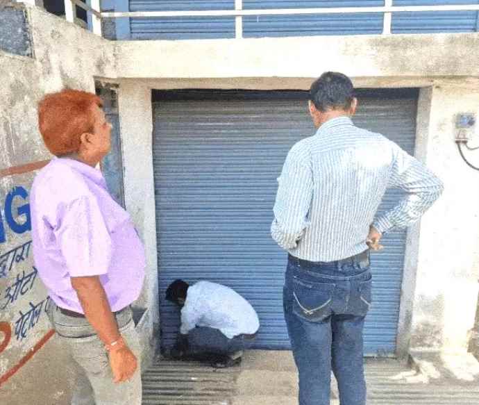 नायब तसीलदार का खाद दुकानों का औचक निरीक्षण : खाद भंडार का गोदाम बंद मिलने पर तत्काल सील, दो को दिए नोटिस, कालाबाजारी पर होगी सख्त कार्रवाई