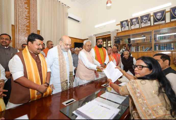 नीतीश ने राज्यसभा के लिए नामांकन किया दाखिल : केन्द्रीय गृह मंत्री शाह रहे मौजूद, शाह बोले - नीतीश के कुर्ते पर कभी दाग नहीं लगा, जंगलराज से मुक्ति दिलाई
