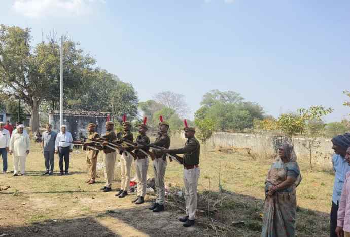 वीडियो न्यूज़ :पुरानाबास के एएसआई रामसहाय बराला का निधन : एएसआई रामसहाय बराला का राजकीय सम्मान के साथ अंतिम संस्कार, बेटे ने  दी मुखाग्नि, ग्रामीणों ने नम आंखों से दी विदाई