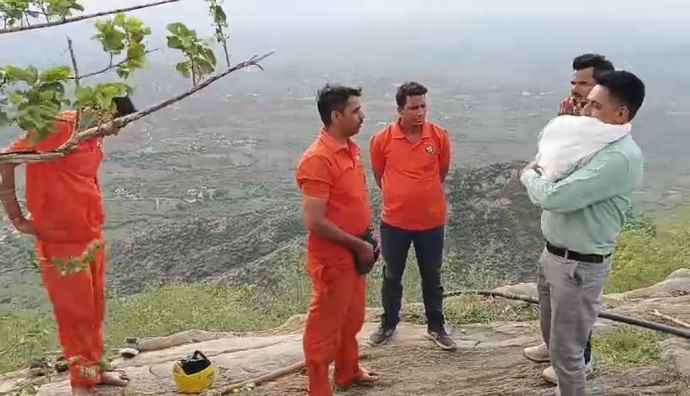 वीडियो न्यूज : लापता बालक के लिए कल चलेगा मेगा सर्च अभियान : नीमकाथाना के निमोद मे लापता बच्चे का सुराग नहीं लगा, IG ने कल मेगा सर्च ऑपरेशन चलाने के निर्देश दिए