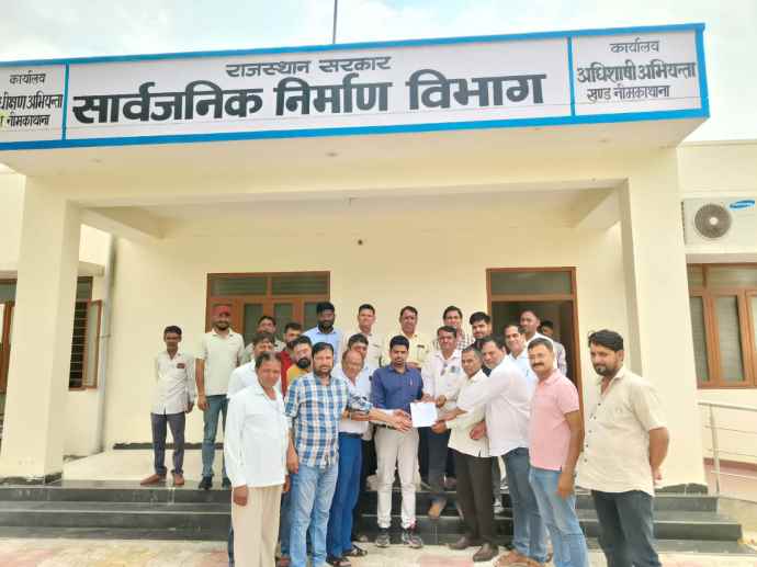 ठेकेदारो ने सरकारी कार्यो का किया बहिष्कार : नीमकाथाना में 13 सुत्रीय मांगो को लेकर अधिक्षण अभियंता को सौपा ज्ञापन, निविदाओं का किया बहिष्कार