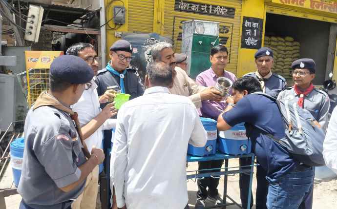 जल सेवा शिविर का उद्घाटन : स्काउट - गाइड ने यात्रियों को पिलाया ठंडा पानी; 20 जून तक चलेगा निशुल्क ग्रीष्मकालीन जल सेवा शिविर