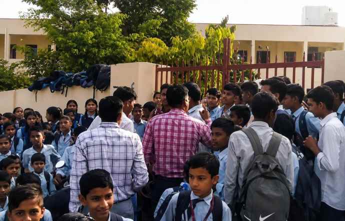 नीमकाथाना में शिक्षकों तबादले से ग्रामीणों में आक्रोश : ग्रामीण स्कूल मुख्य गेट पर ताला जड़ बैठे धरने पर, तबादला निरस्त करने  की मांग