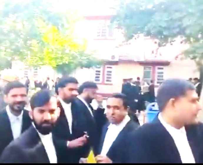 हाईकोर्ट को बम से उड़ाने की धमकी,  मचा हड़कंप : धमकी के तुरंत बाद पूरे हाईकोर्ट परिसर को करवाया  खाली , सभी सुनवाई स्थगित, राजस्थान में 3 दिन में तीसरी धमकी