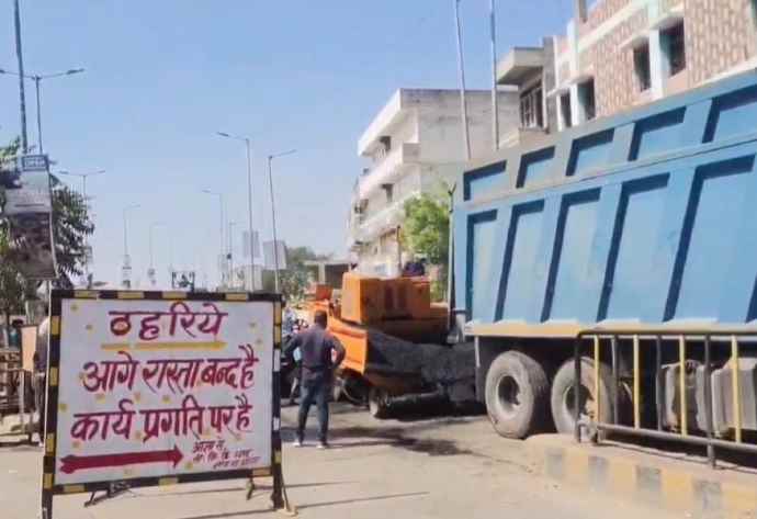 वीडियो न्यूज़ : नीमकाथाना रेलवे पुलिया पर सड़क निर्माण कार्य  : सड़क निर्माण के चलते यातायात डायवर्ट, हो गए थे जगह जगह गड्ढे, लम्बे समय से थी मांग