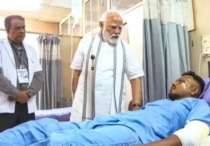 प्रधानमंत्री मोदी ने घायलों की मुलाकात : पीएम मोदी पूर्व सीएम रूपाणी के घर पहुंचे , जीवित यात्री बोला - मुझे मालूम नही मै कैसे बच गया ?