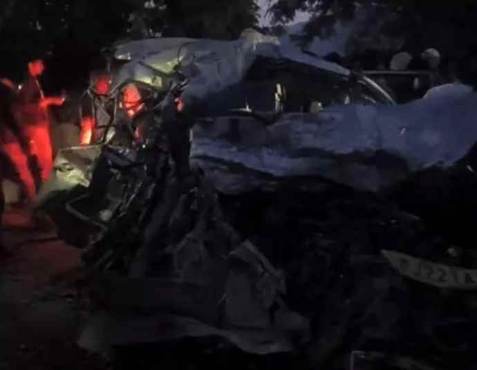 राजस्थान के 7 लोगों की गुजरात में दर्दनाक मौत : डिवाइडर तोड़कर इनोवा पर पलटा ट्रक, गाड़ी के उड़े परखच्चे, 4 अन्य लोग गंभीर घायल