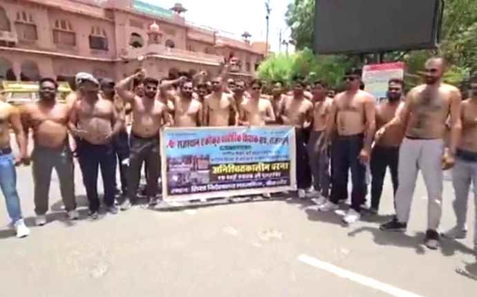 2022 शारीरिक शिक्षक भर्ती का मामला : राजस्थान एकीकृत शारीरिक शिक्षक संघ ने नियुक्त शिक्षकों के स्थायीकरण की मांग को लेकर कलेक्ट्रेट पर किया अर्द्ध नग्न प्रदर्शन