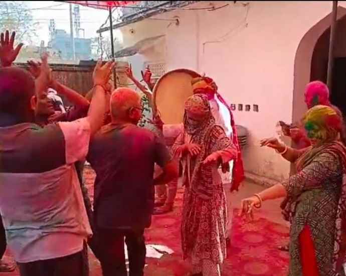 वीडियो न्यूज़ : नीमकाथाना में पुलिस ने मनाई होली  : कोतवाली थाना परिसर में पुलिसकर्मियों ने चंग-ढप की मधुर थाप पर जमकर किया नृत्य