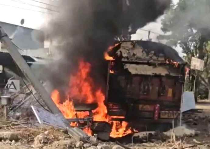 बेकाबू ट्रेलर ने कार को मारी टक्कर : ट्रेलर की टक्कर से कार में लगी आग, 2 स्टूडेंट्स ने कूदकर बचाई जान, पुलिस ने ट्रेलर किया जब्त