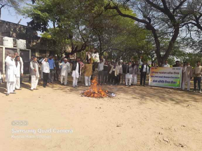 लोग बोले - फैसले को शेखावाटी की जनता बर्दास्त नहीं करेगी : सीकर संभाग और नीमकाथाना जिला निरस्त करने पर रींगस में प्रदर्शन कर पुतले का दहन , दी आन्दोलन की चेतावनी