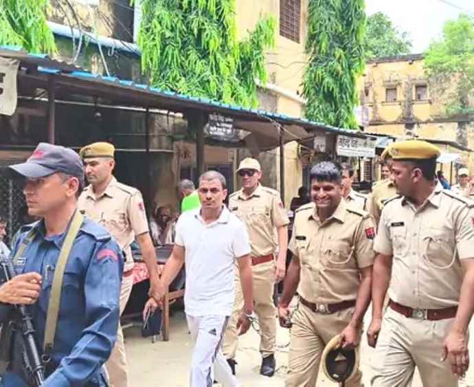 राजू ठेठ हत्याकांड का मुख्य आरोपी की नीमकाथाना कोर्ट में पेशी : छावनी में तब्दील हुआ कोर्ट परिसर,  मनीष उर्फ बच्या की जेल से डकैती और जानलेवा हमले के मामले में नीमकाथाना कोर्ट में पेशी
