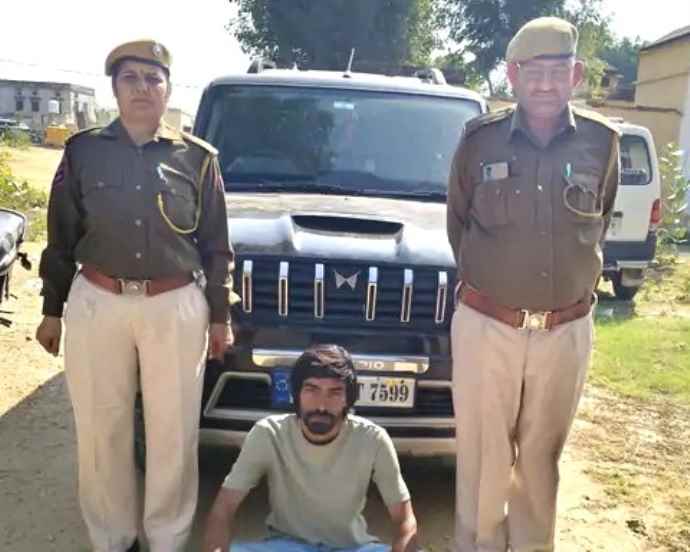 खेतड़ी पुलिस की अवैध शराब तस्करी के खिलाफ कार्रवाई : पुलिस ने एक शराब तस्कर किया गिरफ्तार, स्कॉर्पियो गाड़ी और अवैध शराब बरामद, आरोपी से पूछताछ जारी