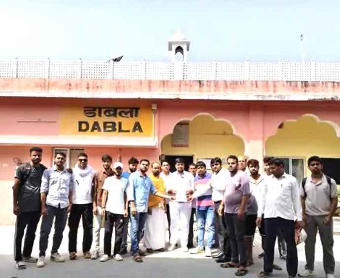 डाबला स्टेशन पर ओवरब्रिज की मांग को लेकर ज्ञापन : ग्रामीणों ने रेल मंत्री के नाम स्टेशन मास्टर को सौंपा ज्ञापन, कहा - आमजन को करना पड़ रहा परेशानियों का सामना