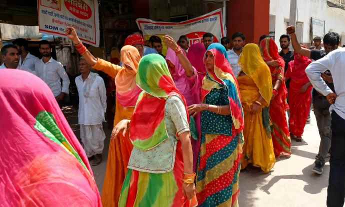 वीडियो न्यूज : नीमकाथाना में 14 दिन से मासूम लापता : नारेबाजी करती हुईं SDM चैंबर तक पहुंची महिलाएं, फूटा गुस्सा, धरना स्थल खुद SDM पहुंचे