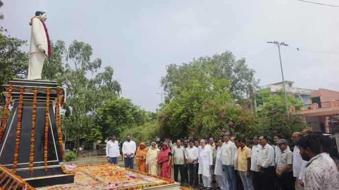 वीडियो न्यूज : नीमकाथाना में शहीद जगदीश यादव का जन्मदिवस मनाया :  प्रतिमा स्थल पर  पुष्पांजलि कार्यक्रम हुआ आयोजित, शहरवासियों ने उनके सर्वोच्च बलिदान को नमन किया