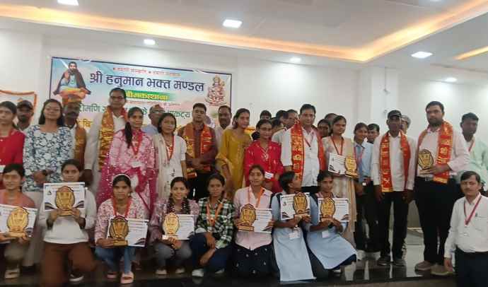वीडियो न्यूज : नीमकाथाना में मेधावी विद्यार्थियों का सम्मान : नीमकाथाना की 55 स्कूलों के 155 प्रतिभाओं का हुआ सम्मान, सम्मान पाकर स्टूडेंट्स के खिले चेहरे