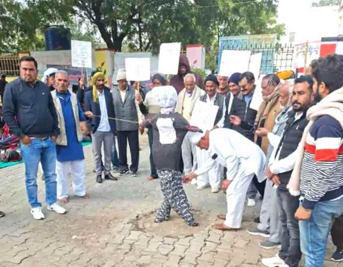 झुंझुनूं में अमेरिका के खिलाफ प्रदर्शन : वेनेजुएला पर अमेरिकी हमले की निंदा की , अमेरिकी राष्ट्रपति डोनाल्ड ट्रम्प का पुतला फूंका