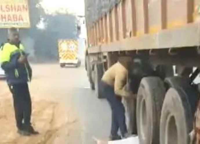 ट्रेलर ने सेना के जवान को कुचला, मौत : जयपुर-आगरा नेशनल हाईवे पर हुआ हादसा, जवान ड्यूटी से छुट्टियां लेकर झुंझुनू घर लौट रहा था