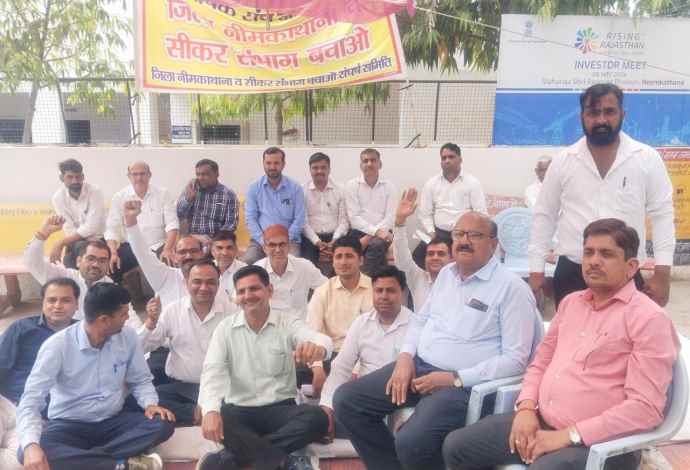 वीडियो न्यूज़ : बार संघ की  पेन डाउन स्ट्राइक जारी : नीमकाथाना में एडवोकेट के साथ मारपीट के आरोपियों के गिरफ्तारी की मांग, एडवोकेट के सिर में आई थी चोट